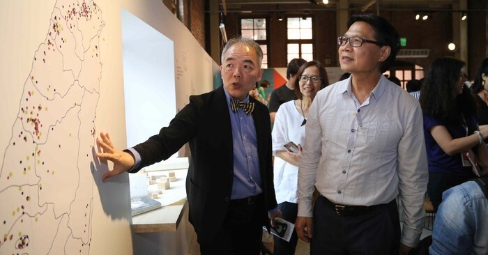 「美角：生活中的每ㄧ課」成果展，計畫主持人曾老師親自與教育部長導覽
