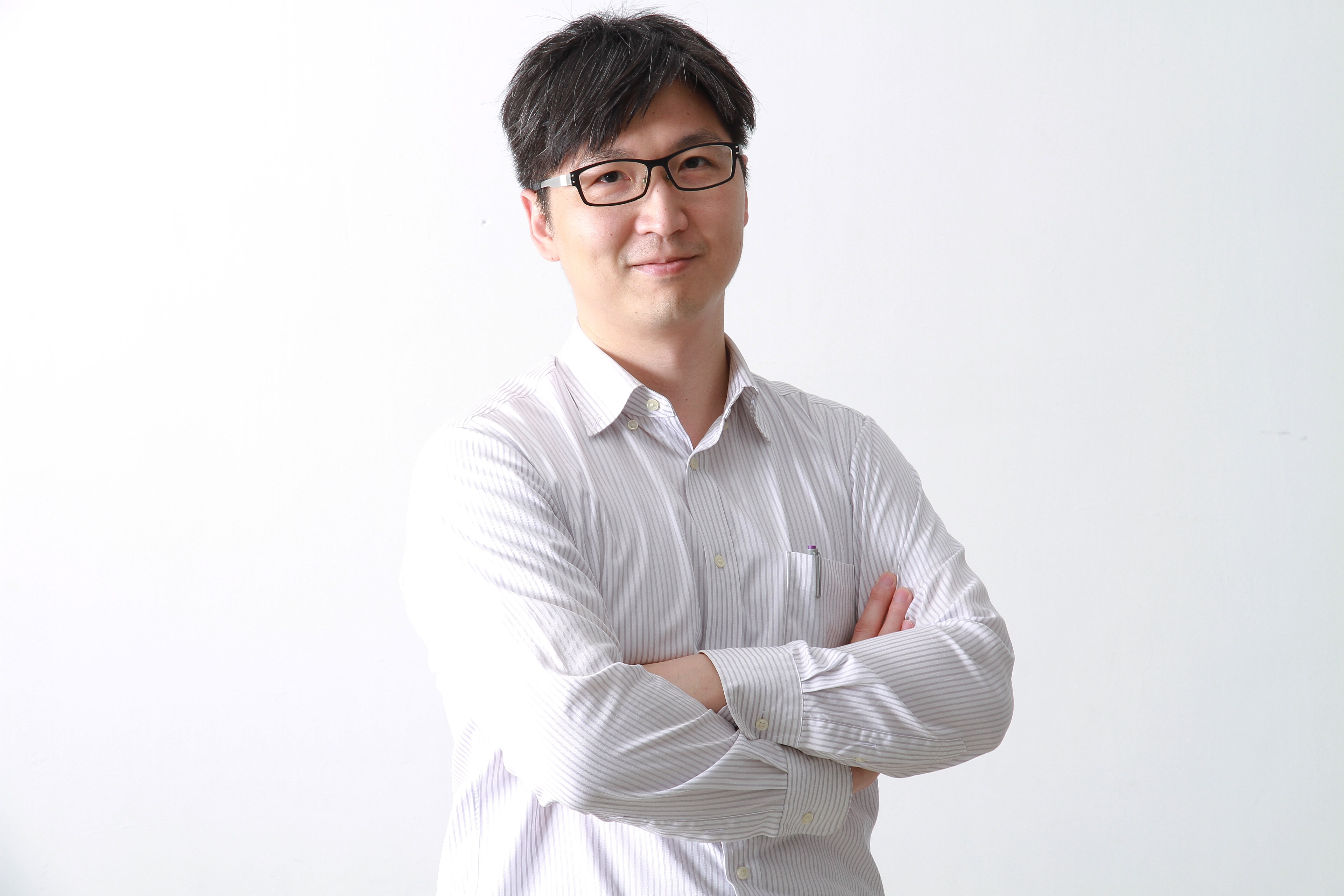 曾俊儒穿條紋襯衫個人照
