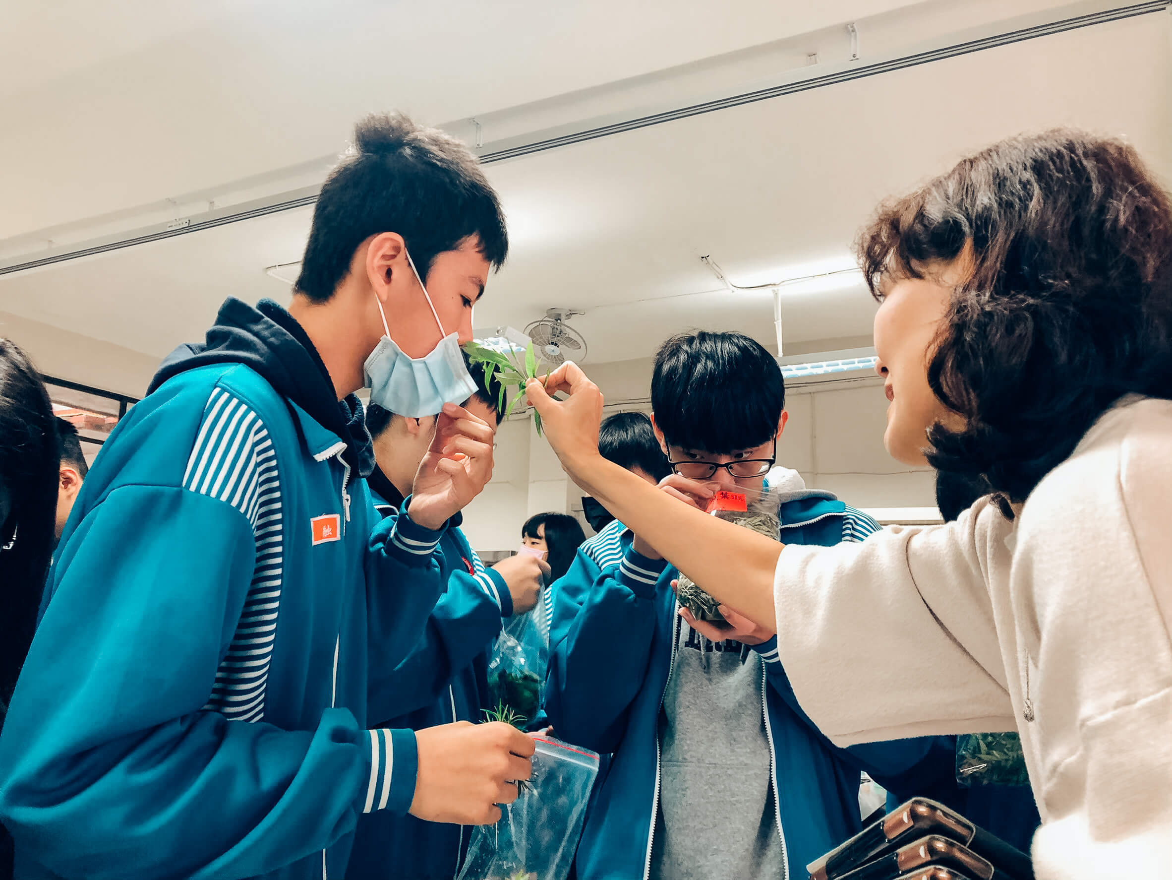 蘇郁涵老師拿具有香味的花草給學生聞聞看