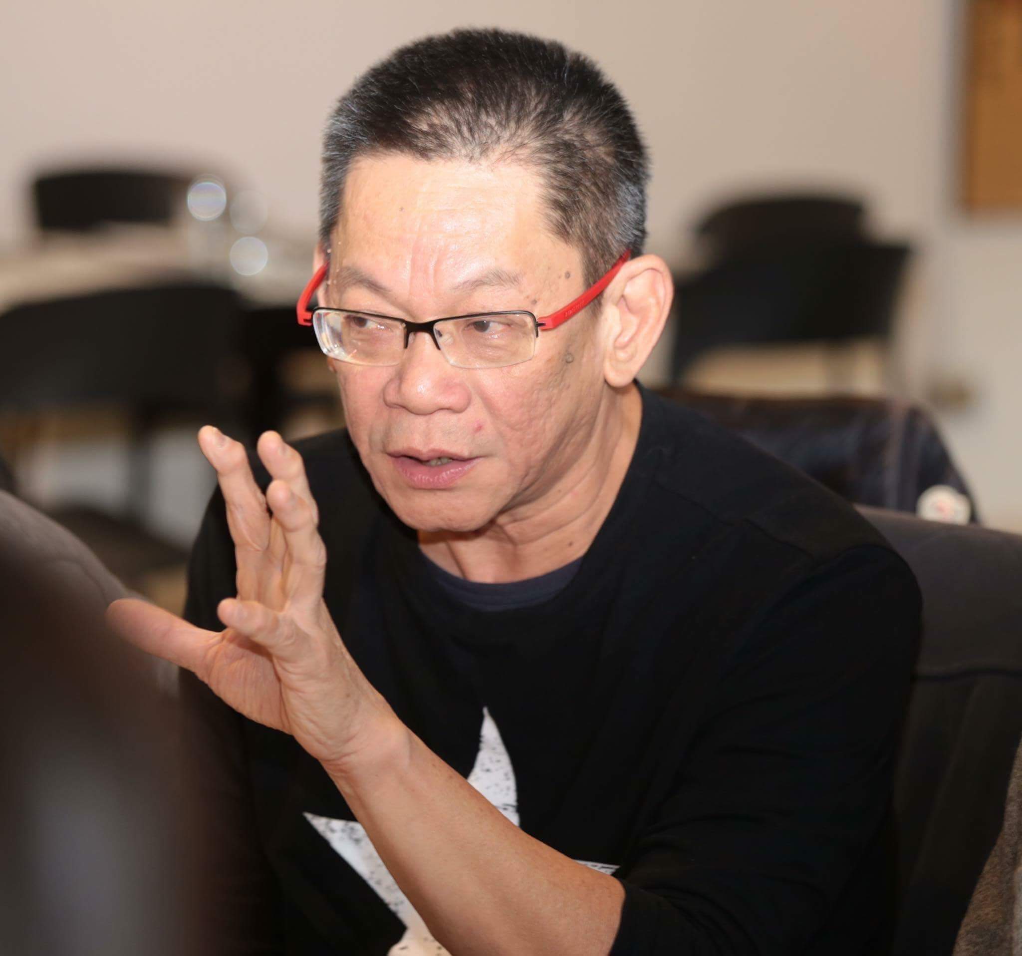 王增榮老師身穿黑色上衣個人照