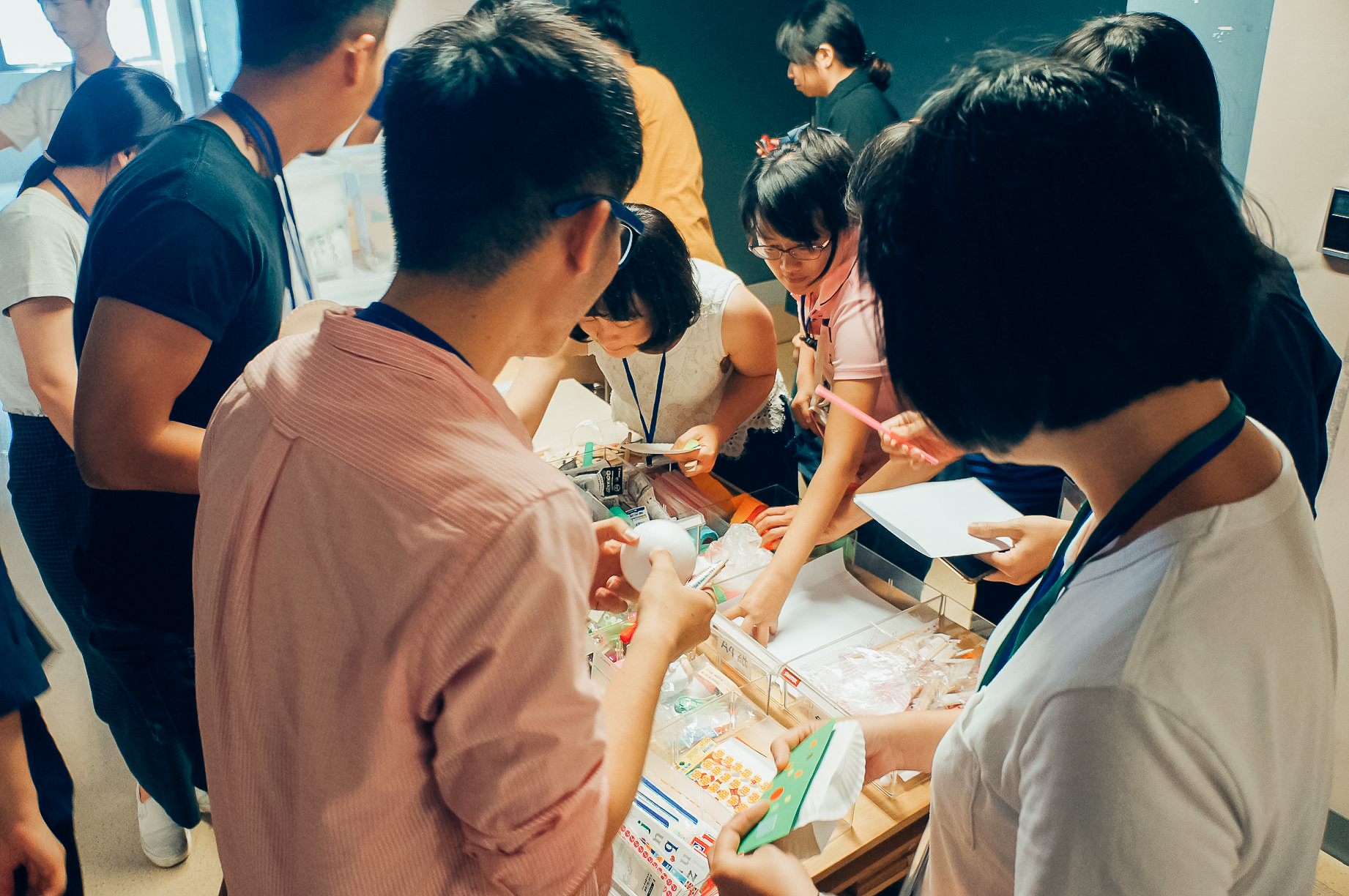 藝術跨域設計思考工作坊教師研習老師們在挑選施作材料