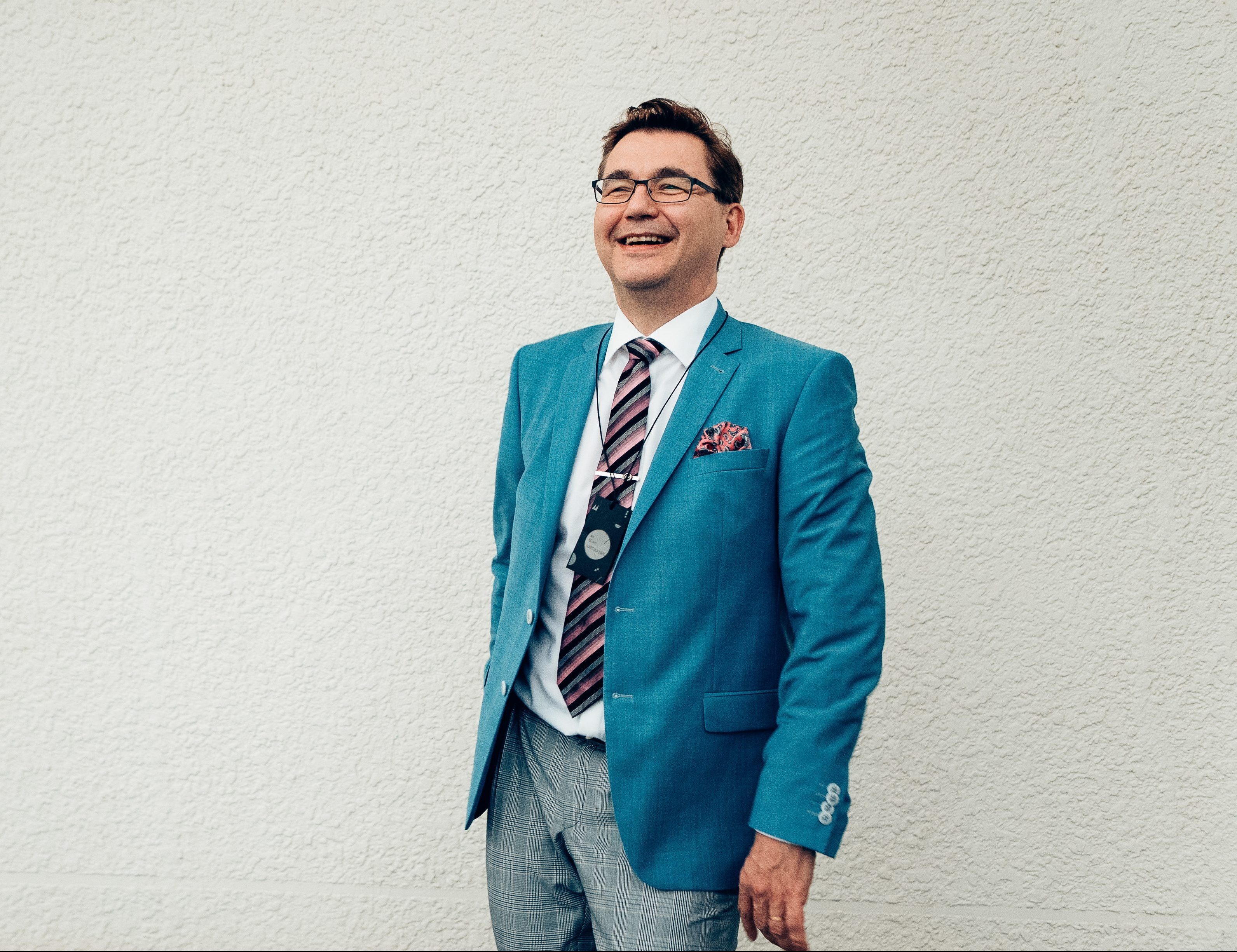 Mikko Hartikainen著藍色西裝個人照