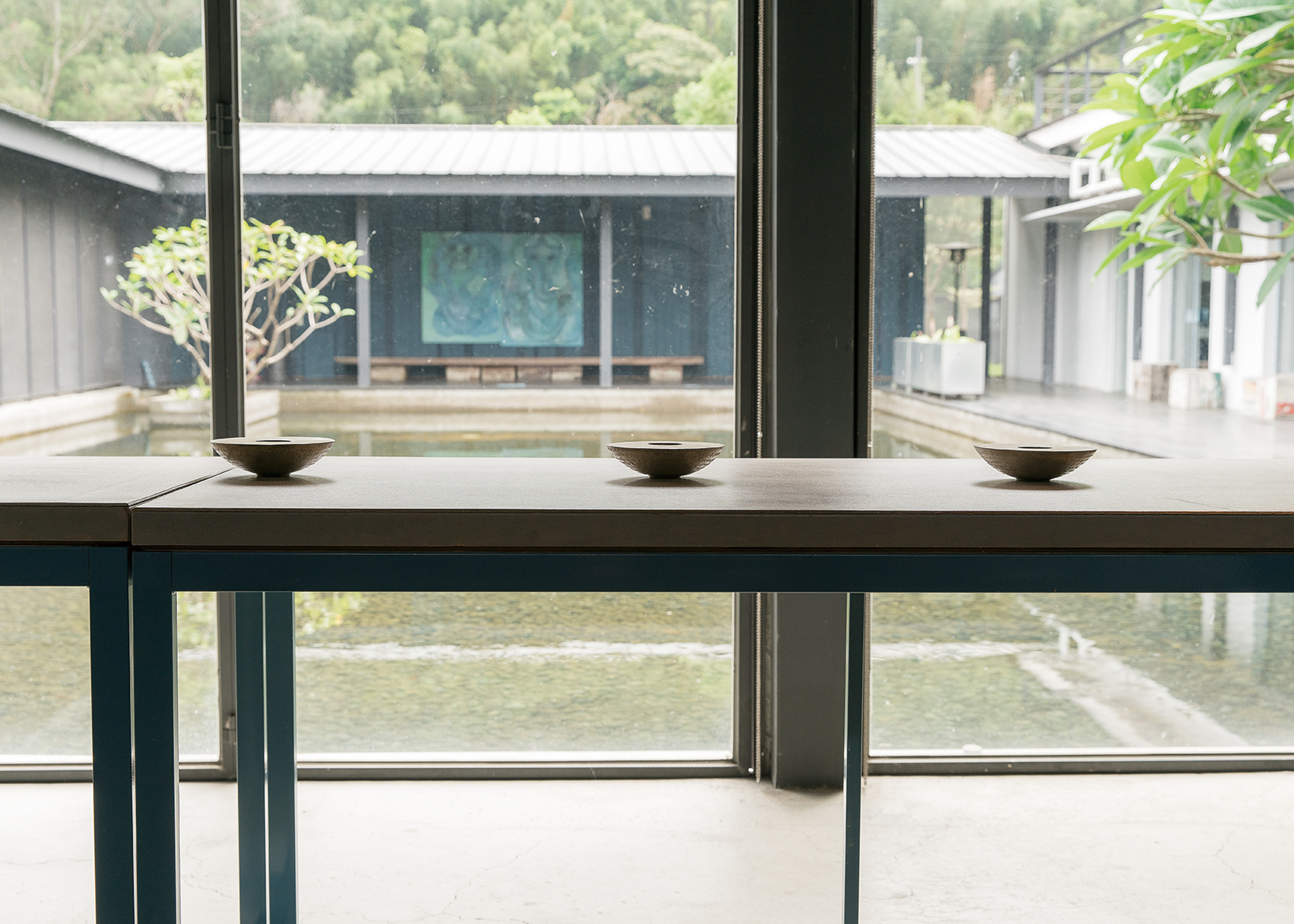大溪老茶廠室內空間，茶桌上擺著三個器皿。