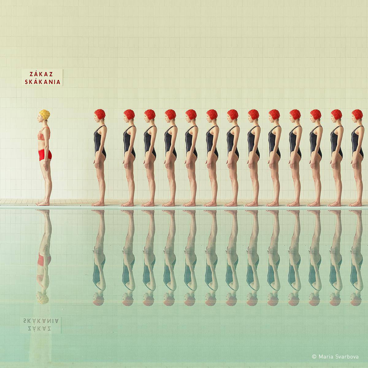 瑪麗亞・斯拉波娃的游泳池攝影作品，穿著泳裝的女子排排站。