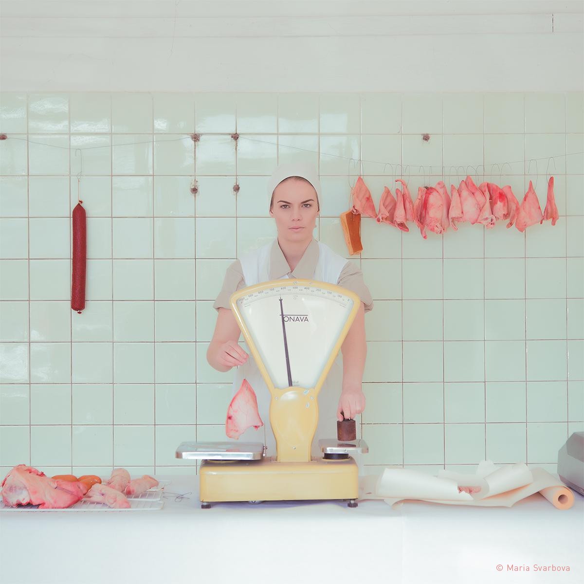 瑪麗亞・斯拉波娃的攝影作品，作品中女子站在秤豬肉的磅秤前面。