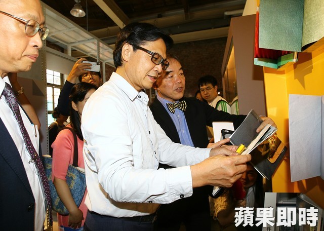 葉俊榮跟曾成德在「美感教育成果展」開幕典禮一同瀏覽展覽作品