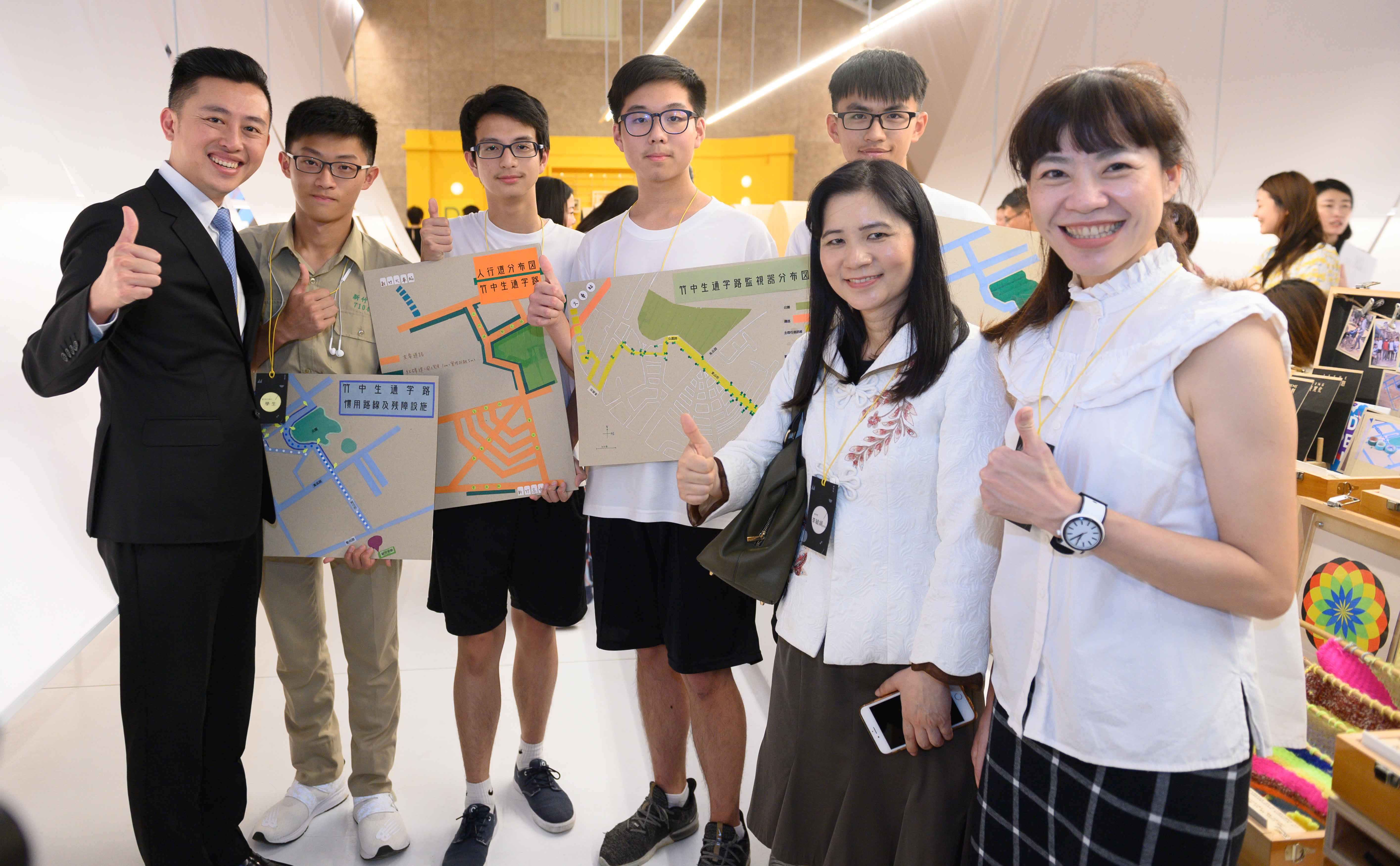 竹市市長林智堅與展出作品學生跟老師合影