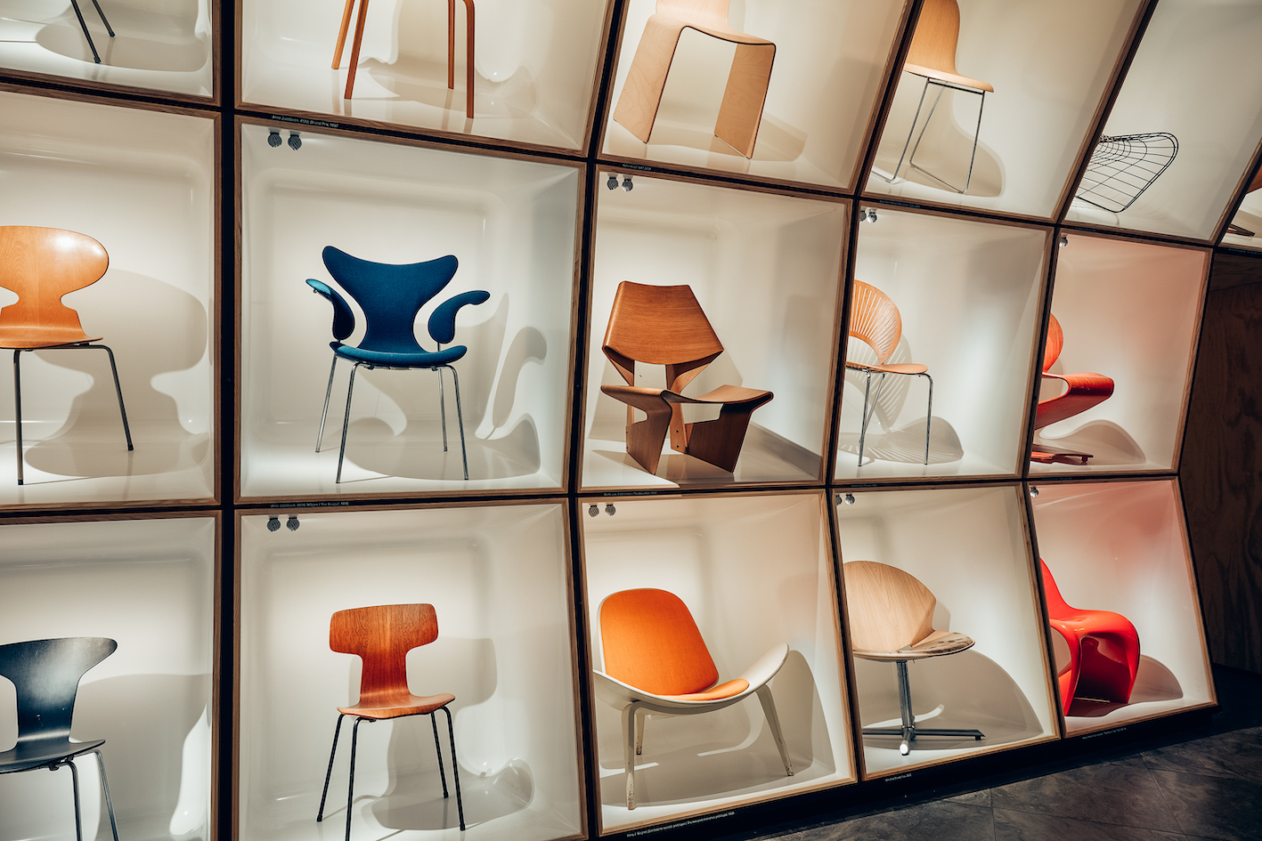 丹麥設計博物館收藏在正方形展櫃的椅子