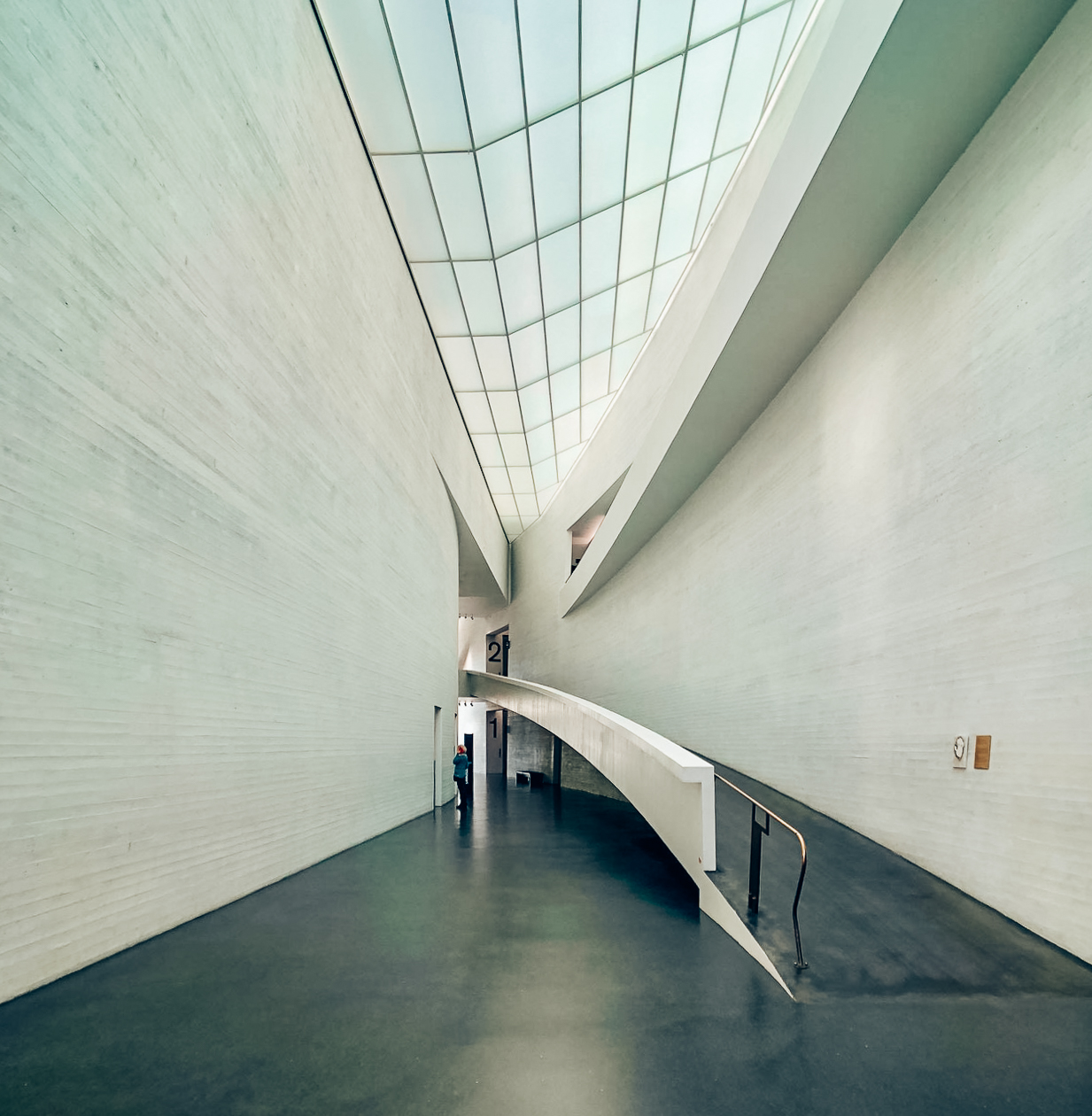 基亞斯瑪當代美術館內部空間，曲型坡道在牆的右側。