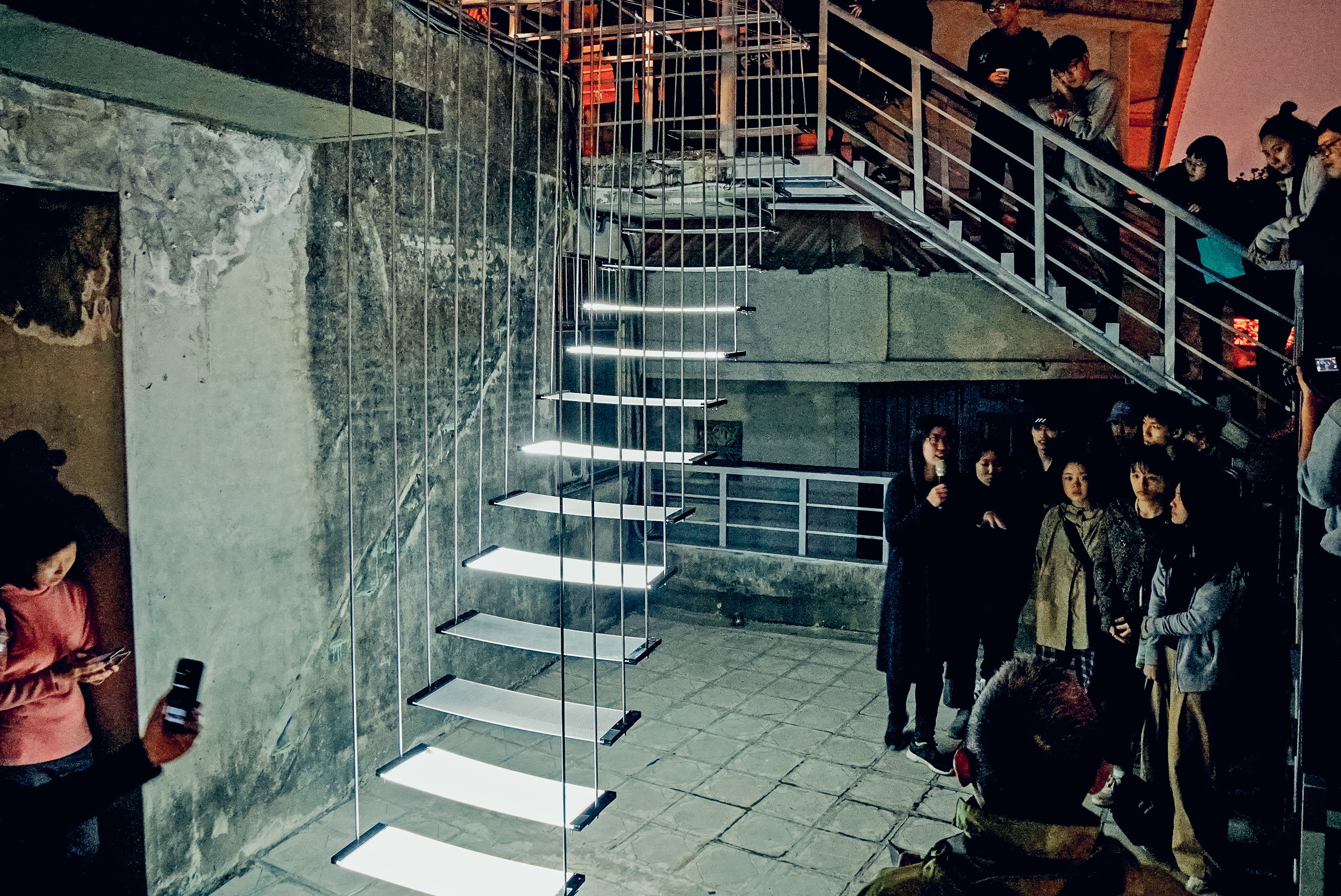 2020輕量級跨校工作營《塔》讓觀眾們聚集在樓梯間觀賞作品