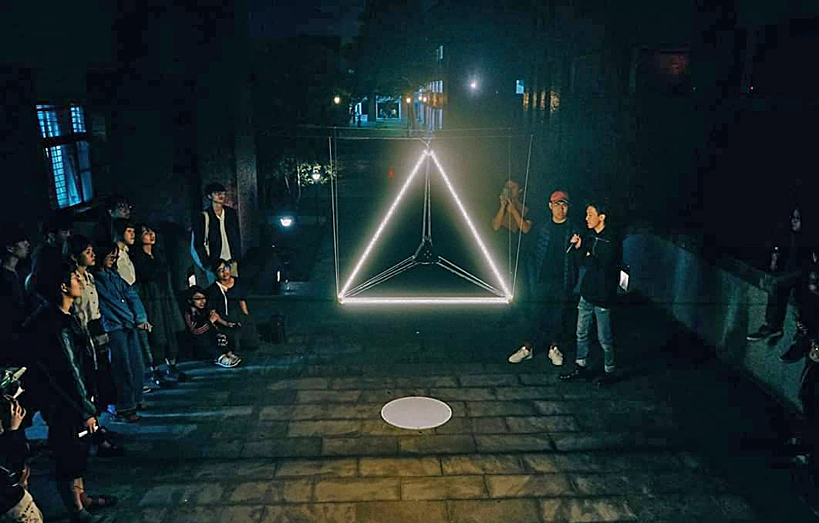 北藝大新媒系創作專題課在黑夜中發表光電相關作品。