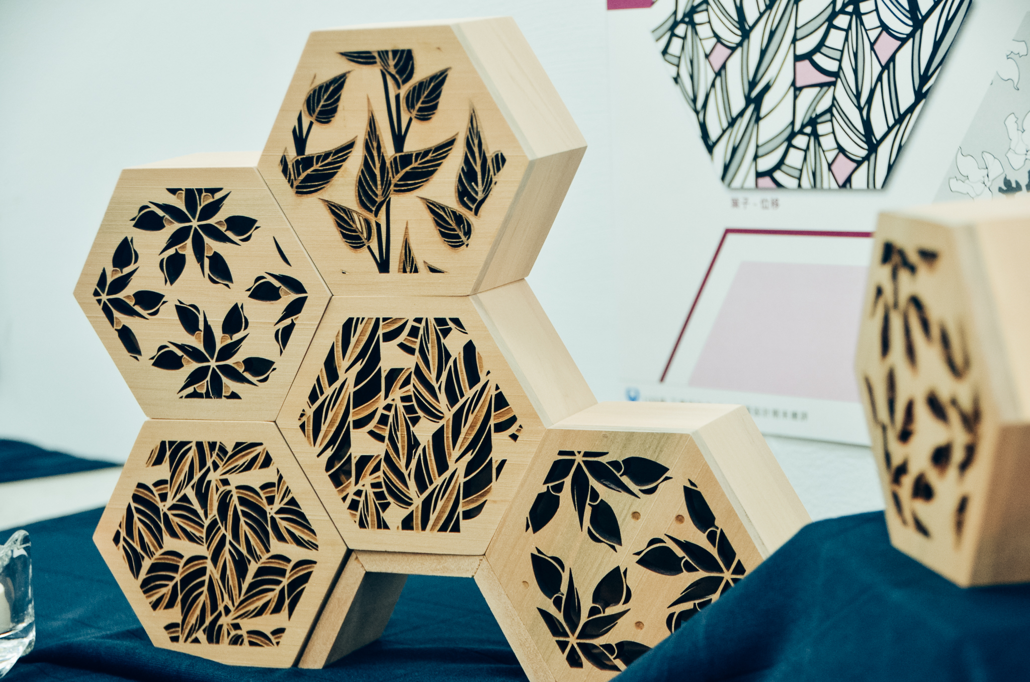 《轉化》作品圖片，由六角形雷切花紋木盒組構而成