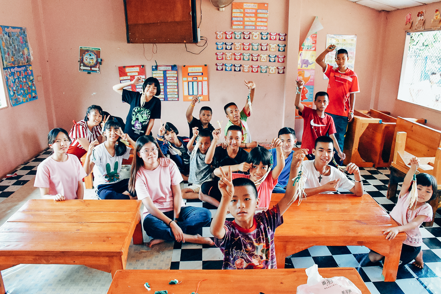 學生於暑期墻往位於泰緬邊界附近的蒙納教會做志工