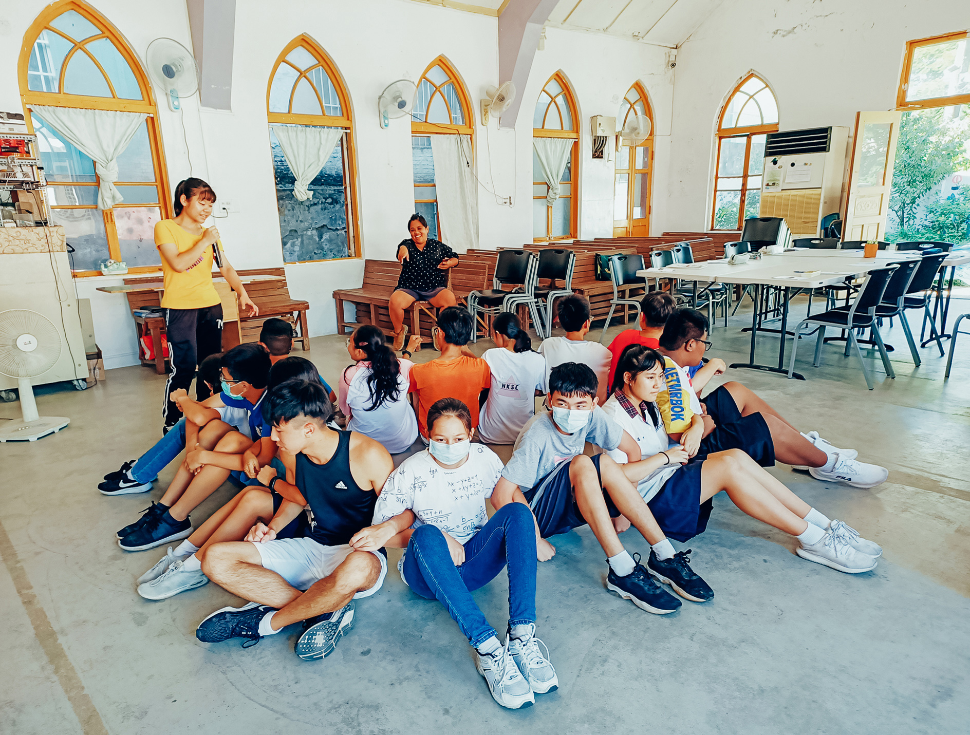 學生們在大雅教會中背靠背圍圈做好玩團康遊戲