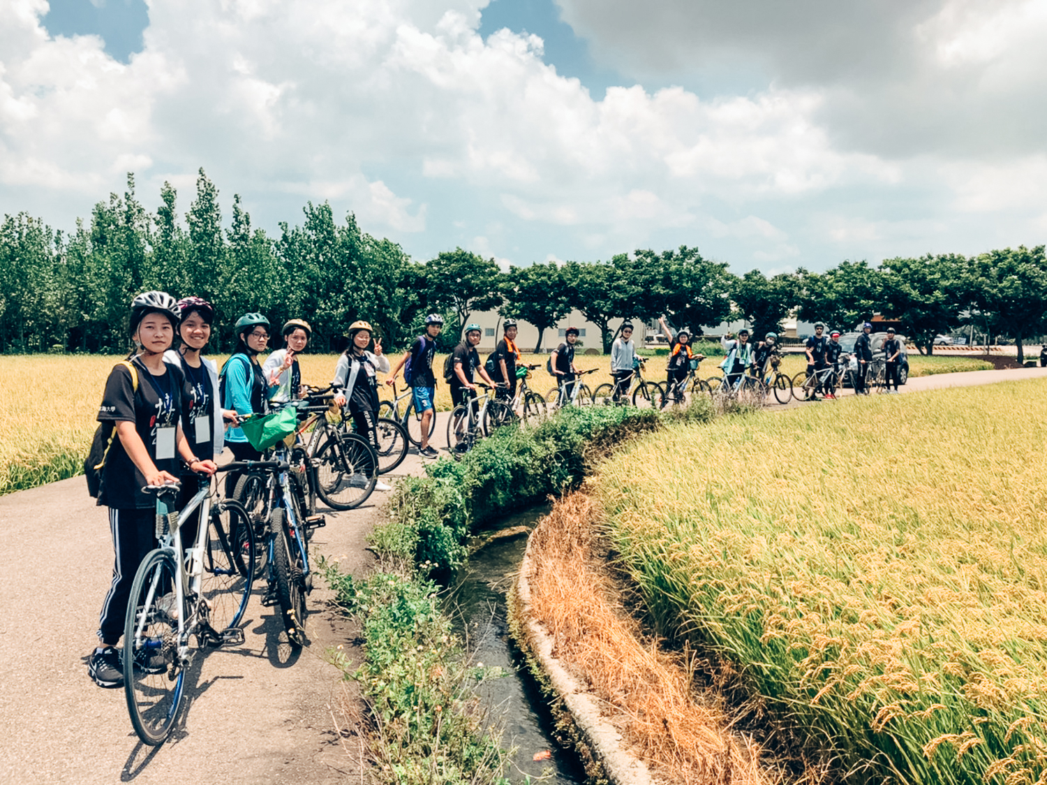 國中學生參與腳踏車團體郊外出遊