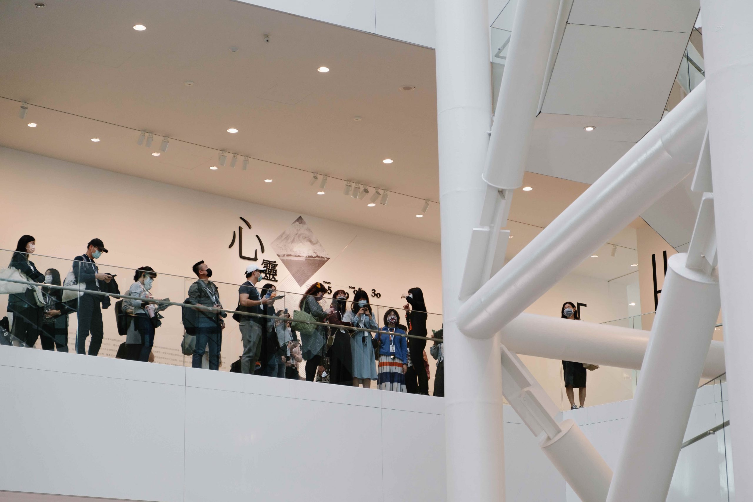 老師群在工作坊時在臺南市美術館二館接受導覽