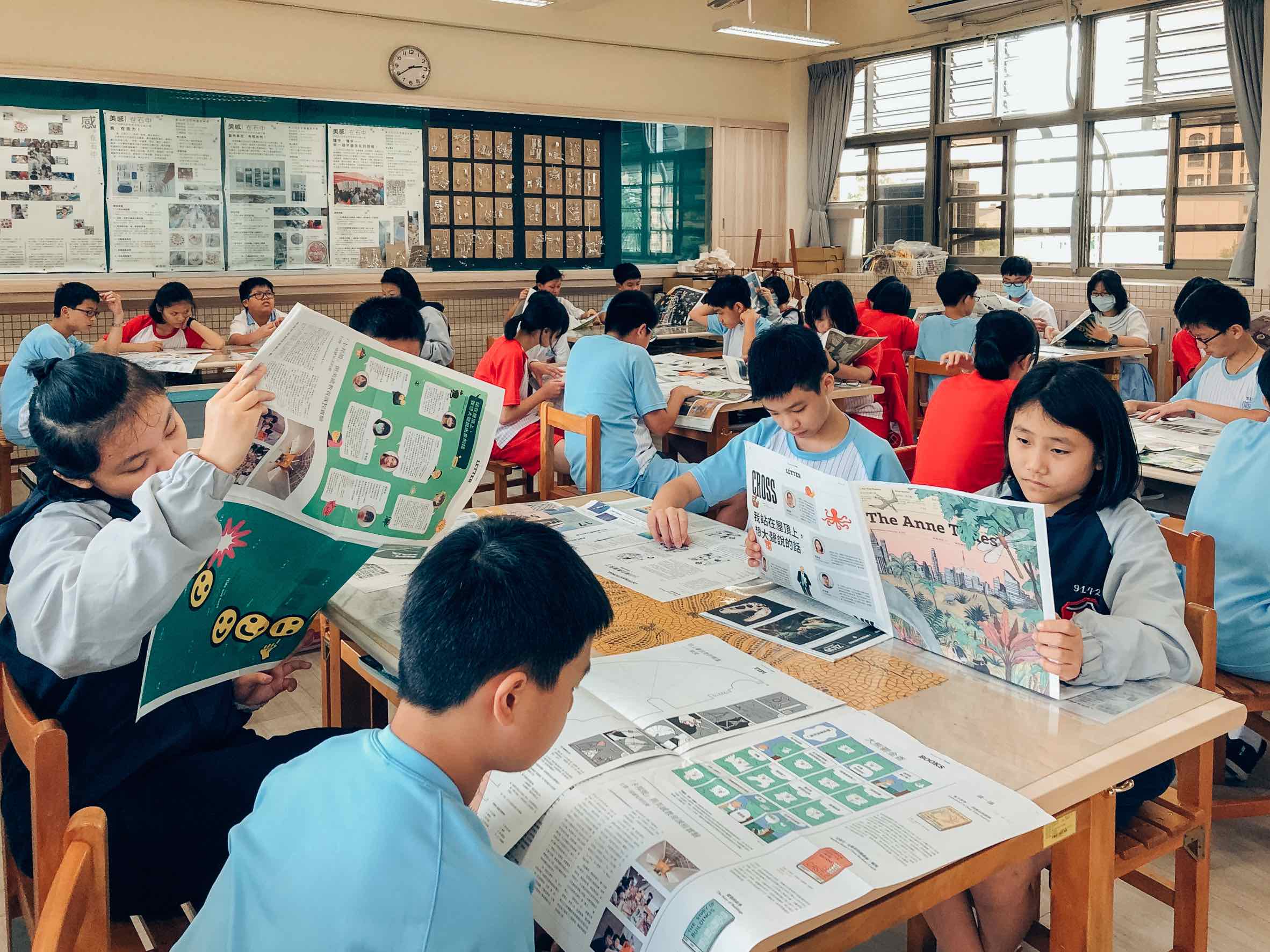 學生們在教室中閱讀安妮新聞