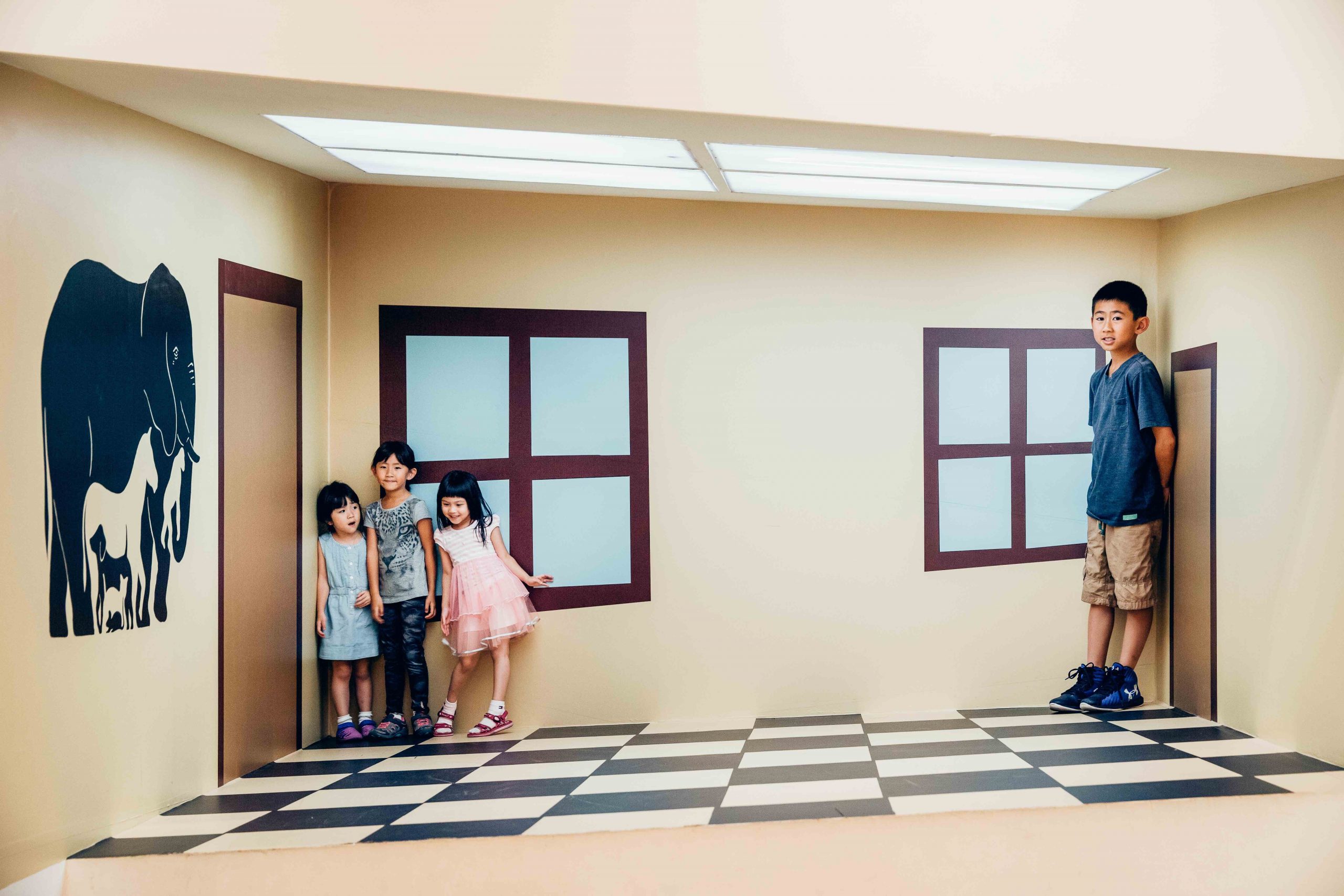 臺北市立美術館兒童教育藝術中心「小 · 大」展覽中小朋友在小房間裡玩鬧