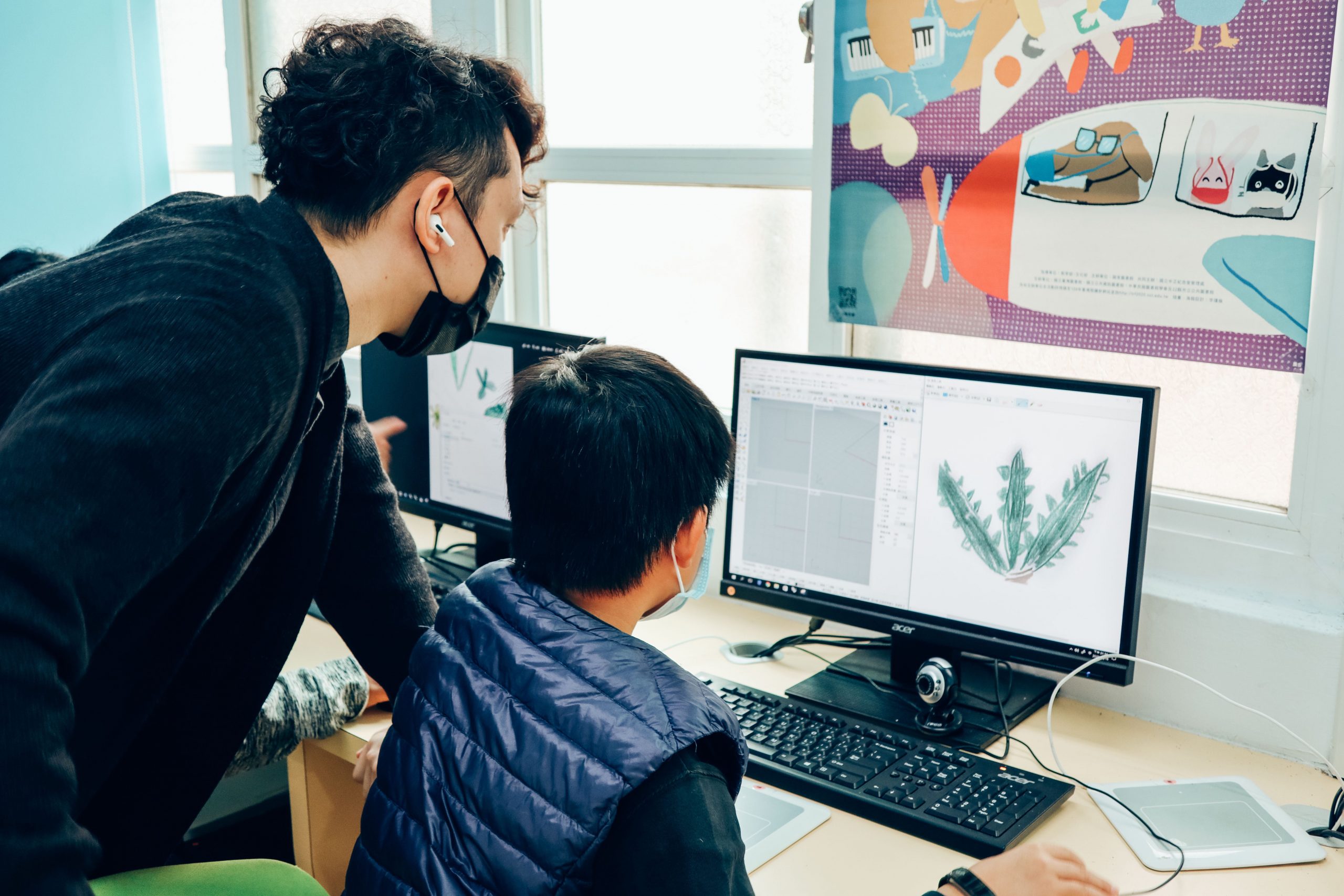 游麲老師帶著學生使用建模軟體rhino做數位模型