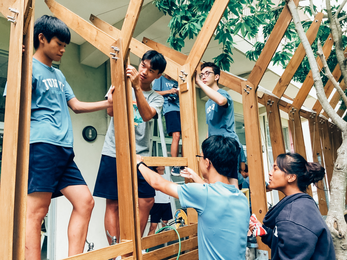 均一國際實驗教育學校在綠能建築課程實作遮雨棚