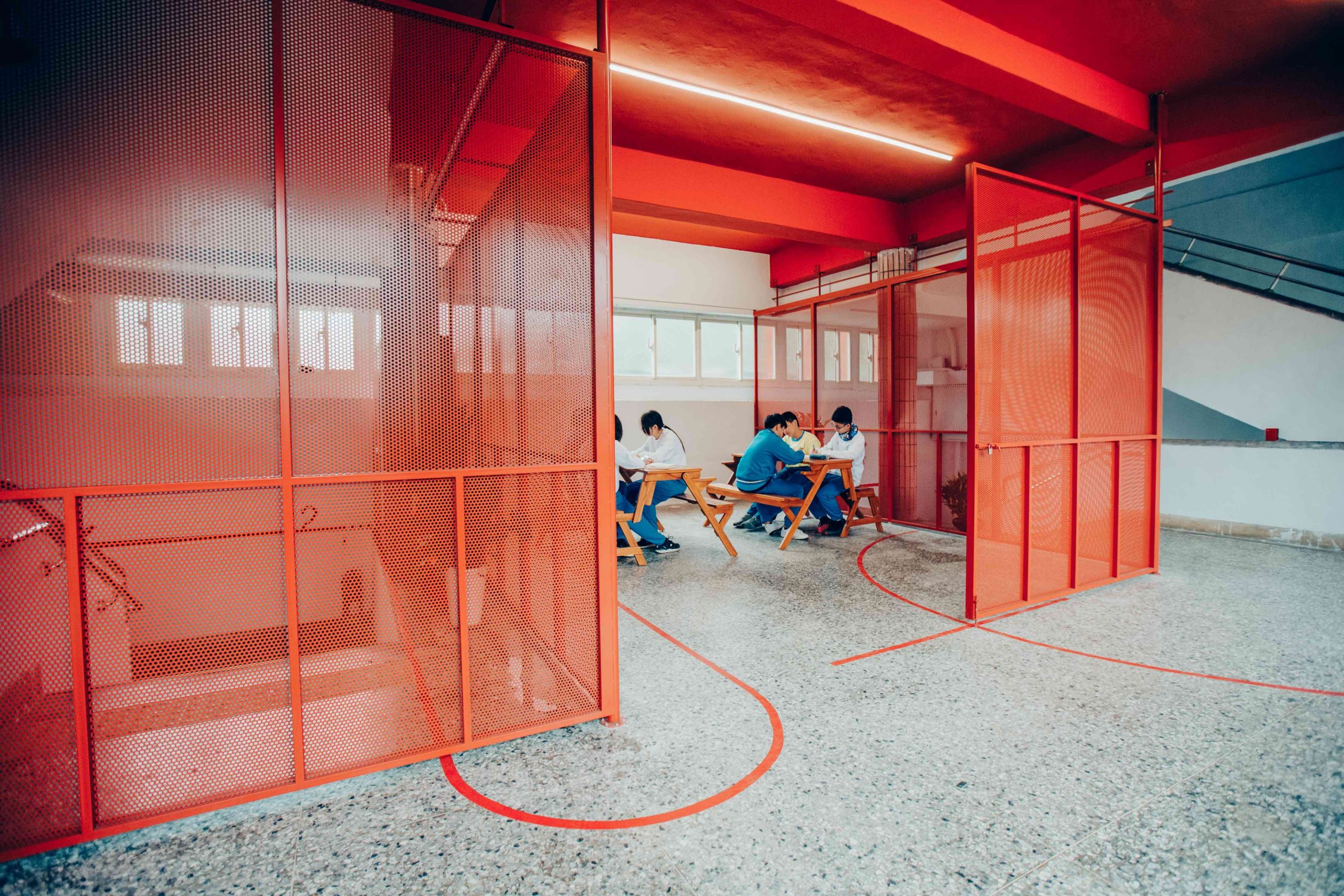 學美美學校園改造示範案例：台北市深坑國中空間改造，為學生打造集會、交誼、課後活動的自由空間。