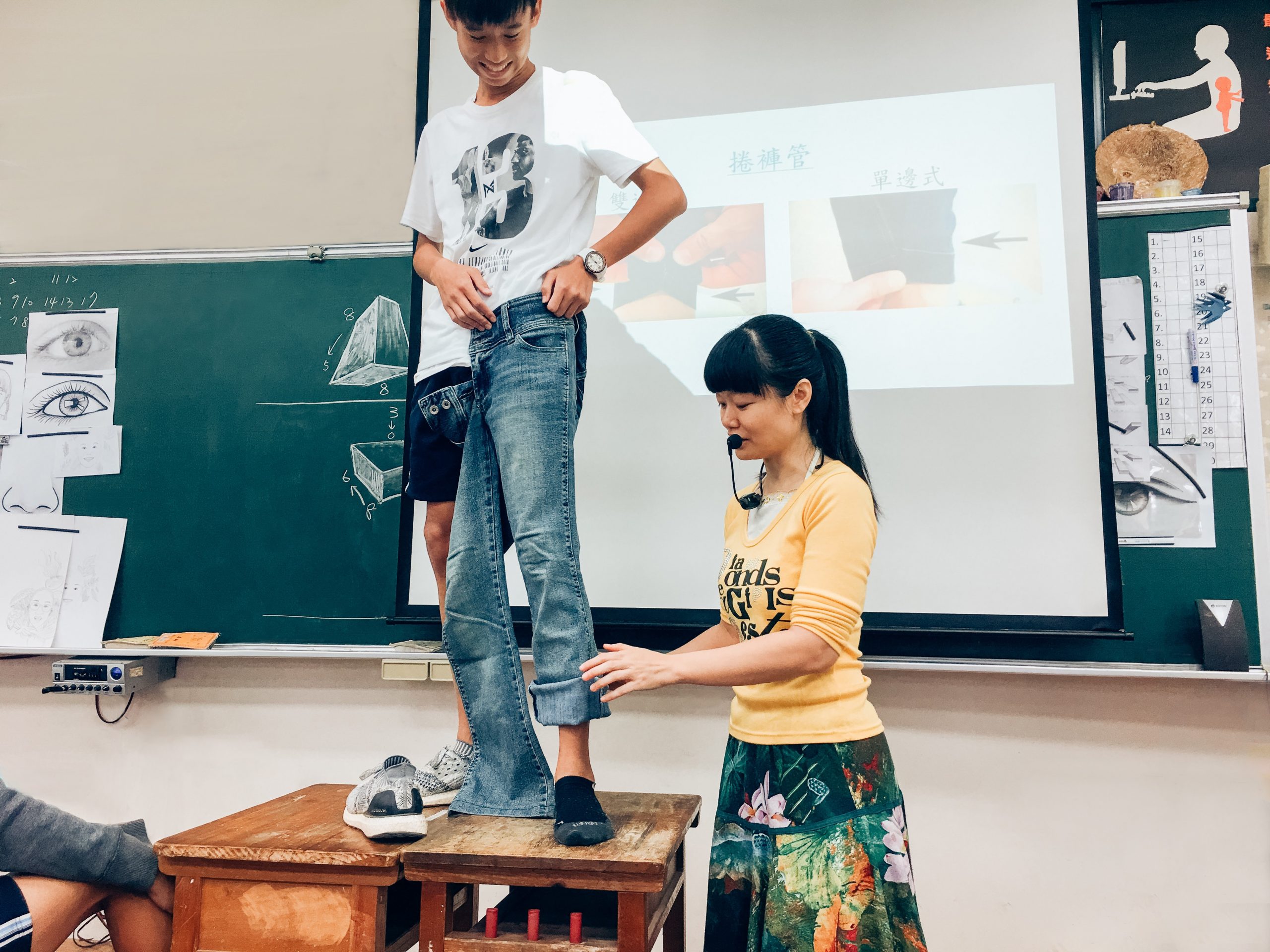 永仁高級中學陳潔婷老師在校園實作美感課程，同學站在桌上當模特給老師做示範