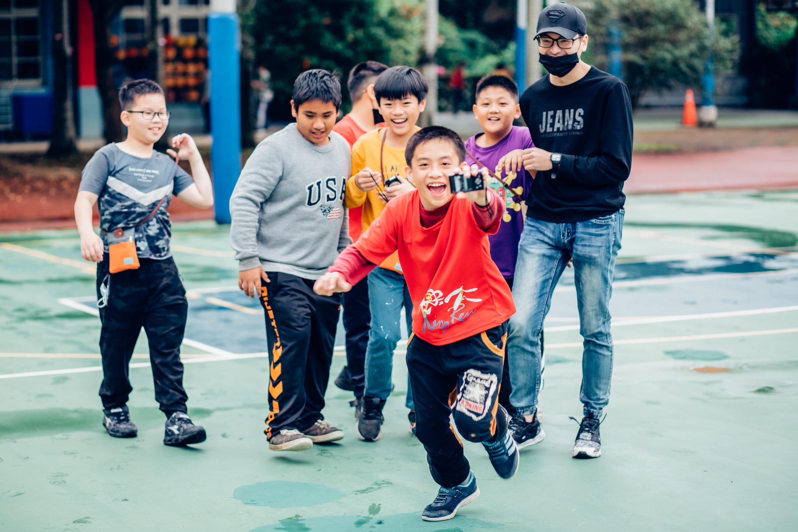 公益平台於興仁國小實行的攝影深耕計畫，讓小朋友帶著相機在操場上進行活動。