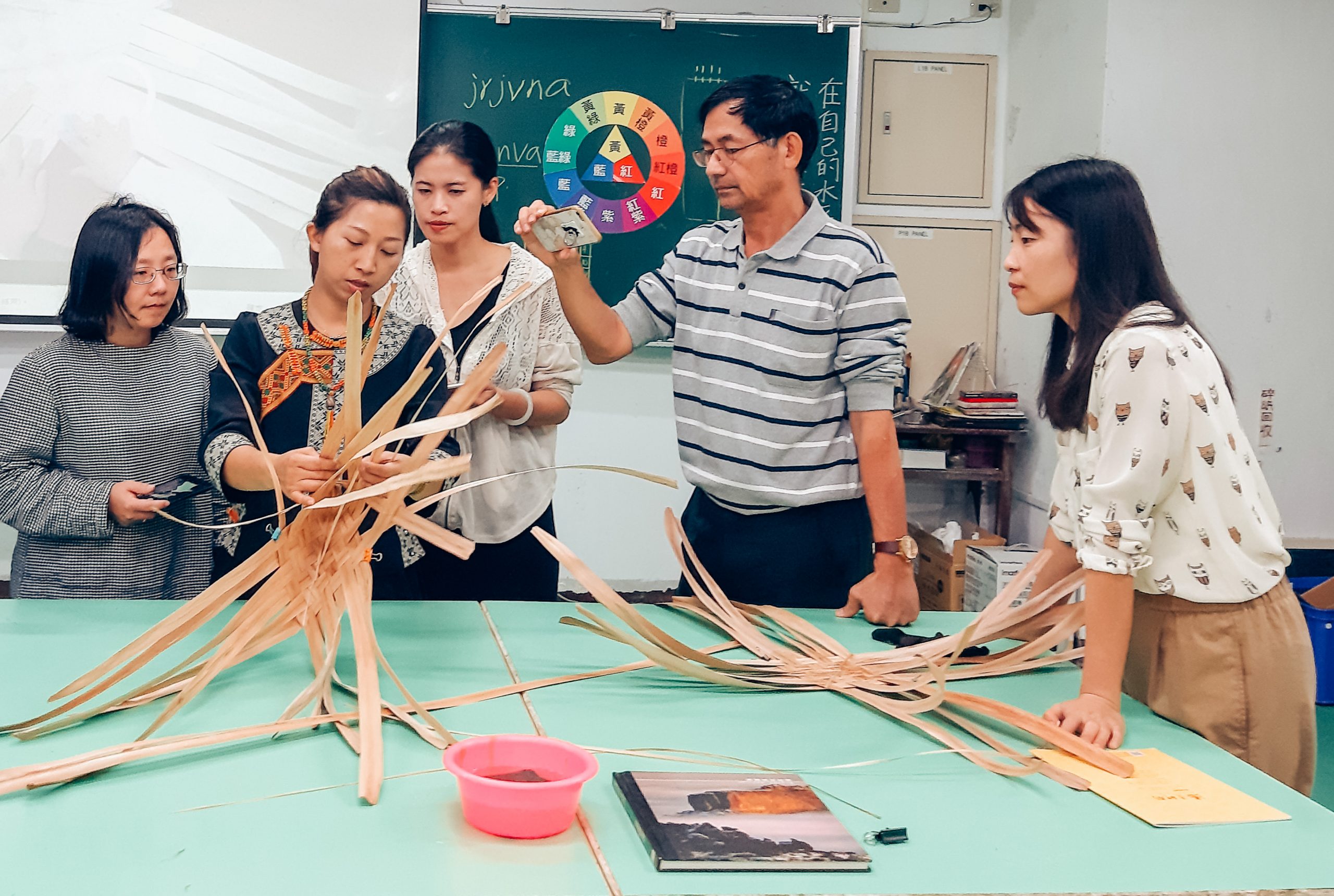構造體驗工作坊老師們觀看講師示範木片作品的製作流程