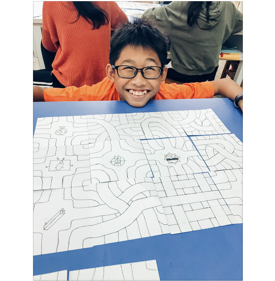 學生自行規劃的迷宮組合起來，並與作品合影。