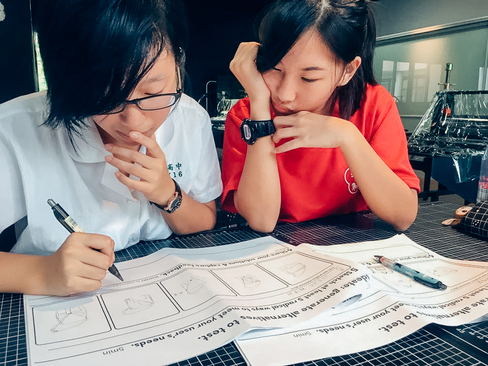 兩位女同學在英文學習單上寫下答案