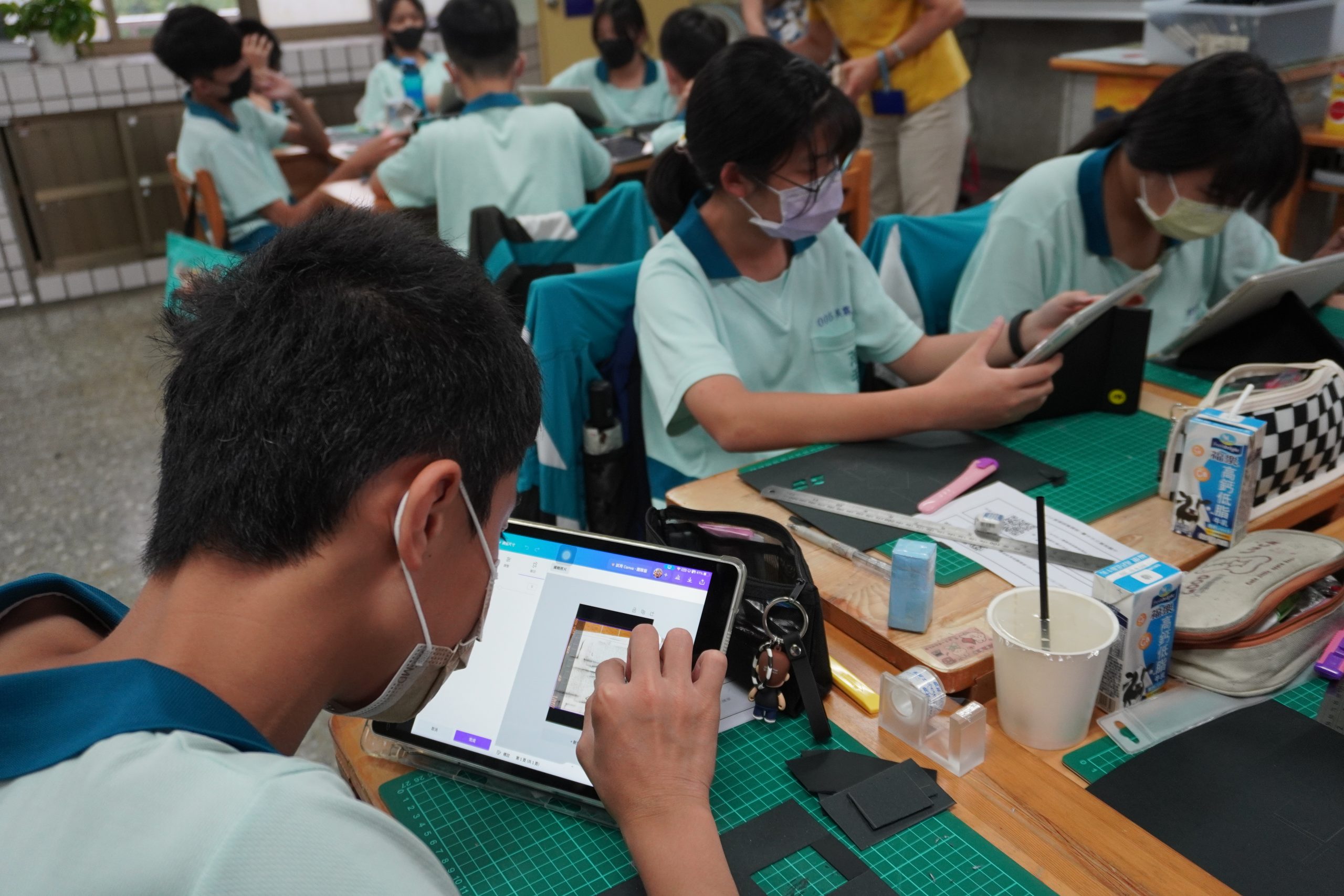 111學年度第二學期於臺中市立萬和國民中學施辦自拍拼圖課程實作紀錄系列照片共24張