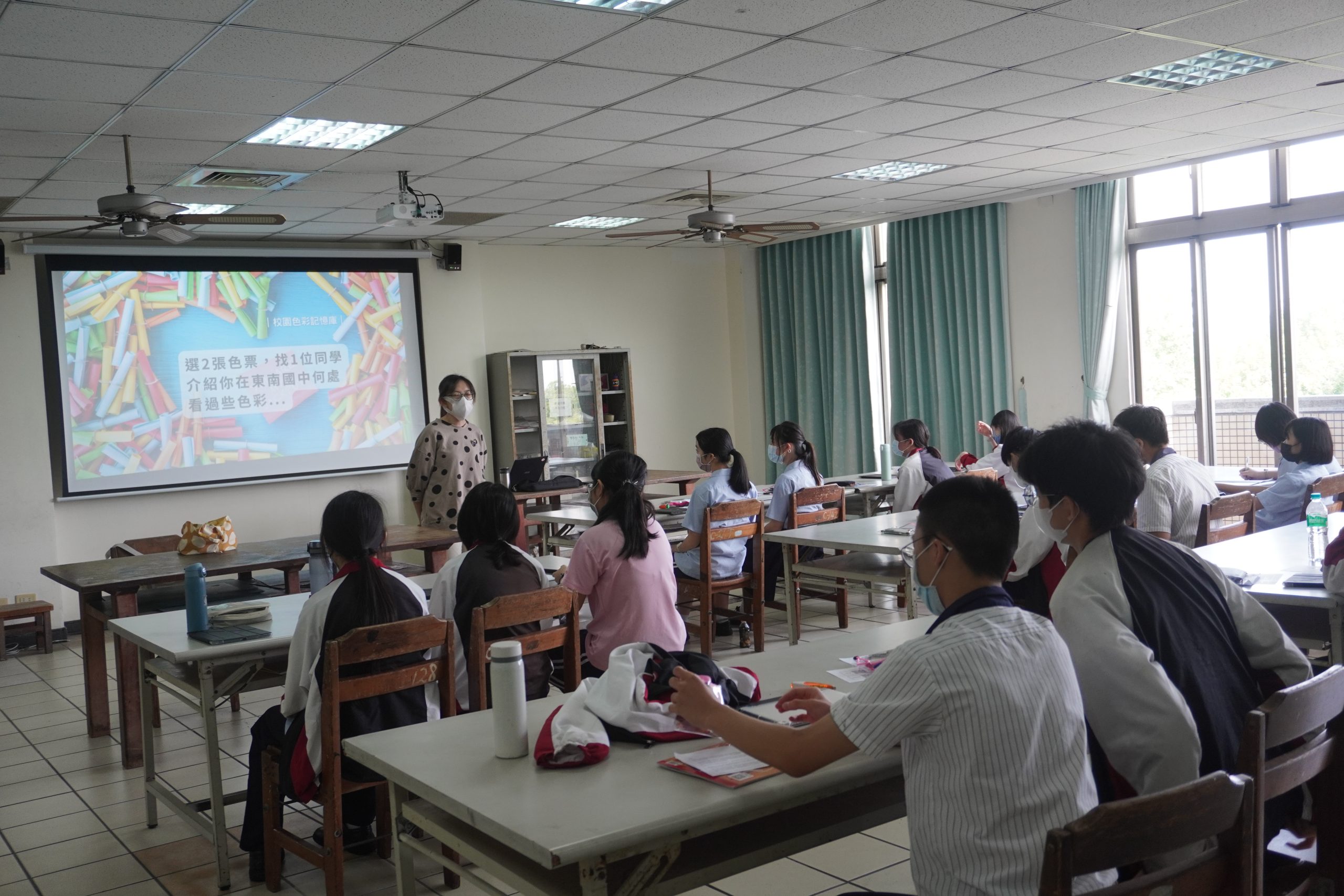 111學年度第二學期於雲林縣私立東南國民中學施辦自拍拼圖課程實作紀錄系列照片共31張