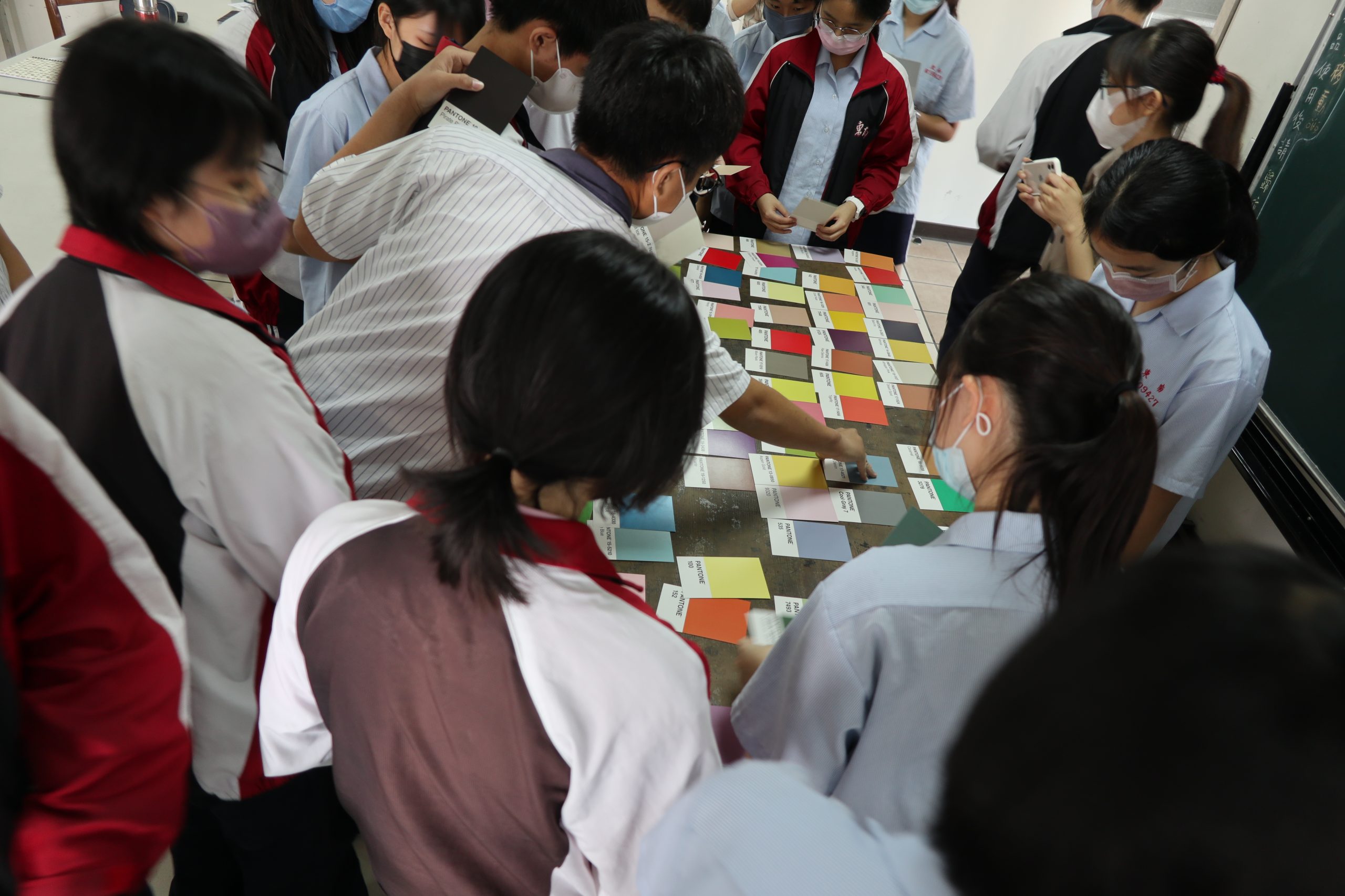 111學年度第二學期於雲林縣私立東南國民中學施辦自拍拼圖課程實作紀錄系列照片共31張