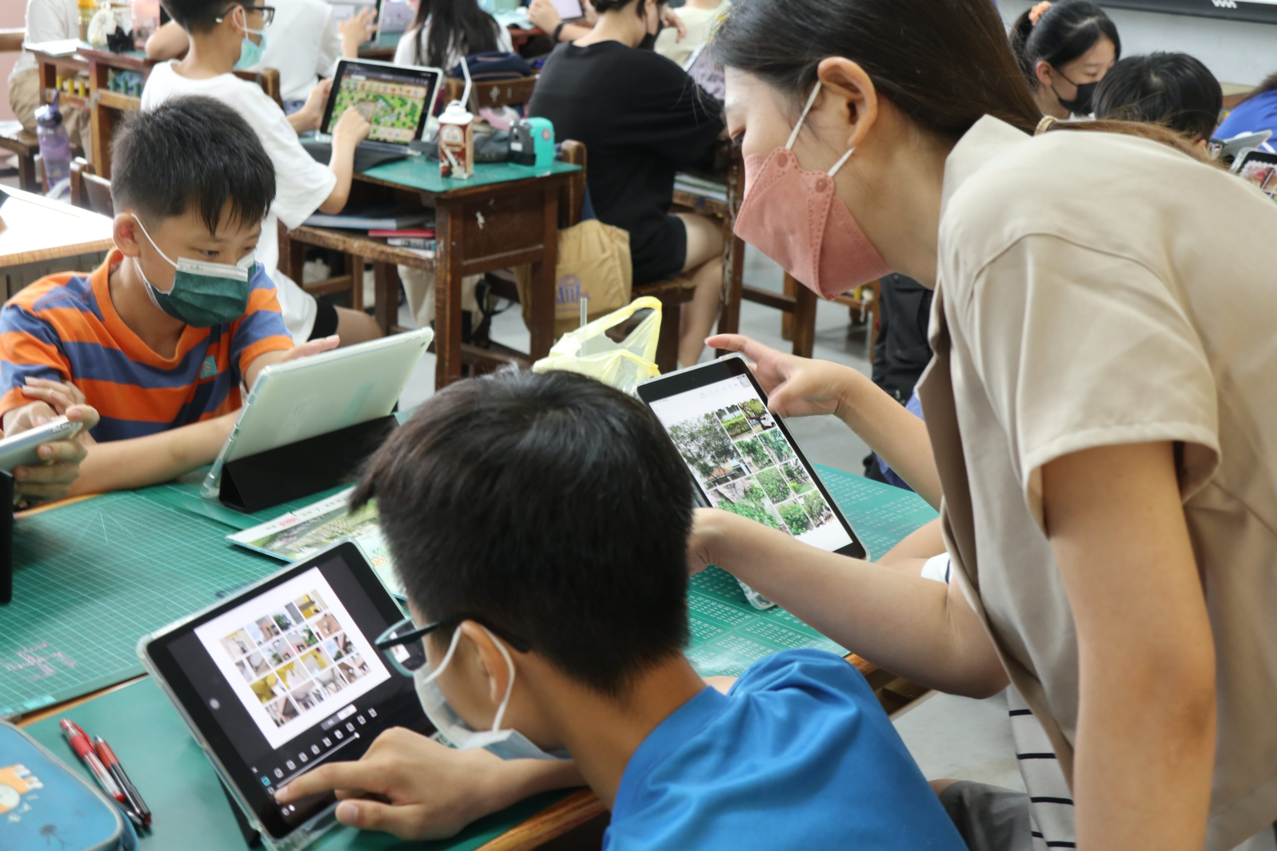 111學年度第二學期於雲林縣斗六市鎮西國民小學施辦自拍拼圖課程實作紀錄系列照片共21張