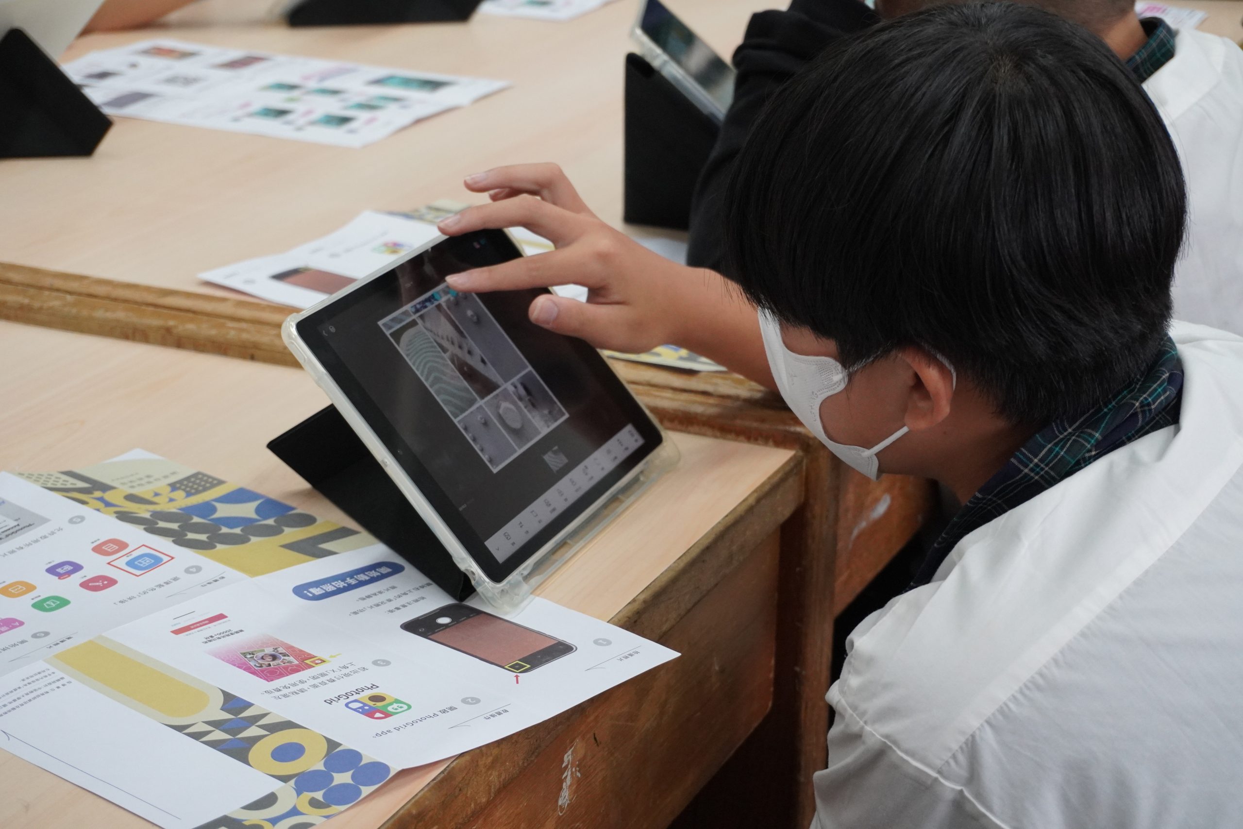 112學年度第一學期於雲林縣立二崙國民中學施辦自拍拼圖課程實作紀錄系列照片共20張