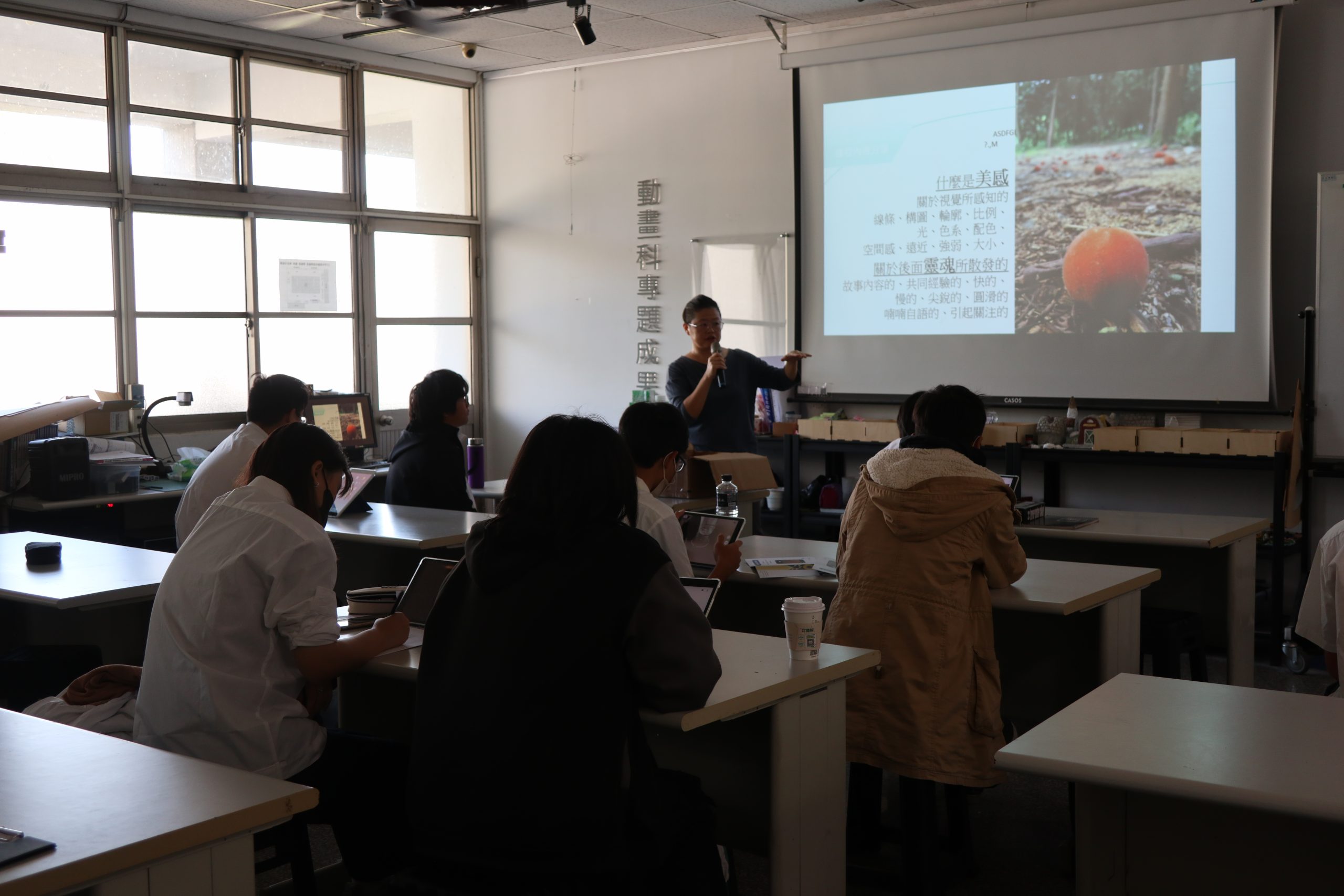 112學年度第一學期於雲林縣私立義峰高級中學施辦自拍拼圖課程實作紀錄系列照片共20張