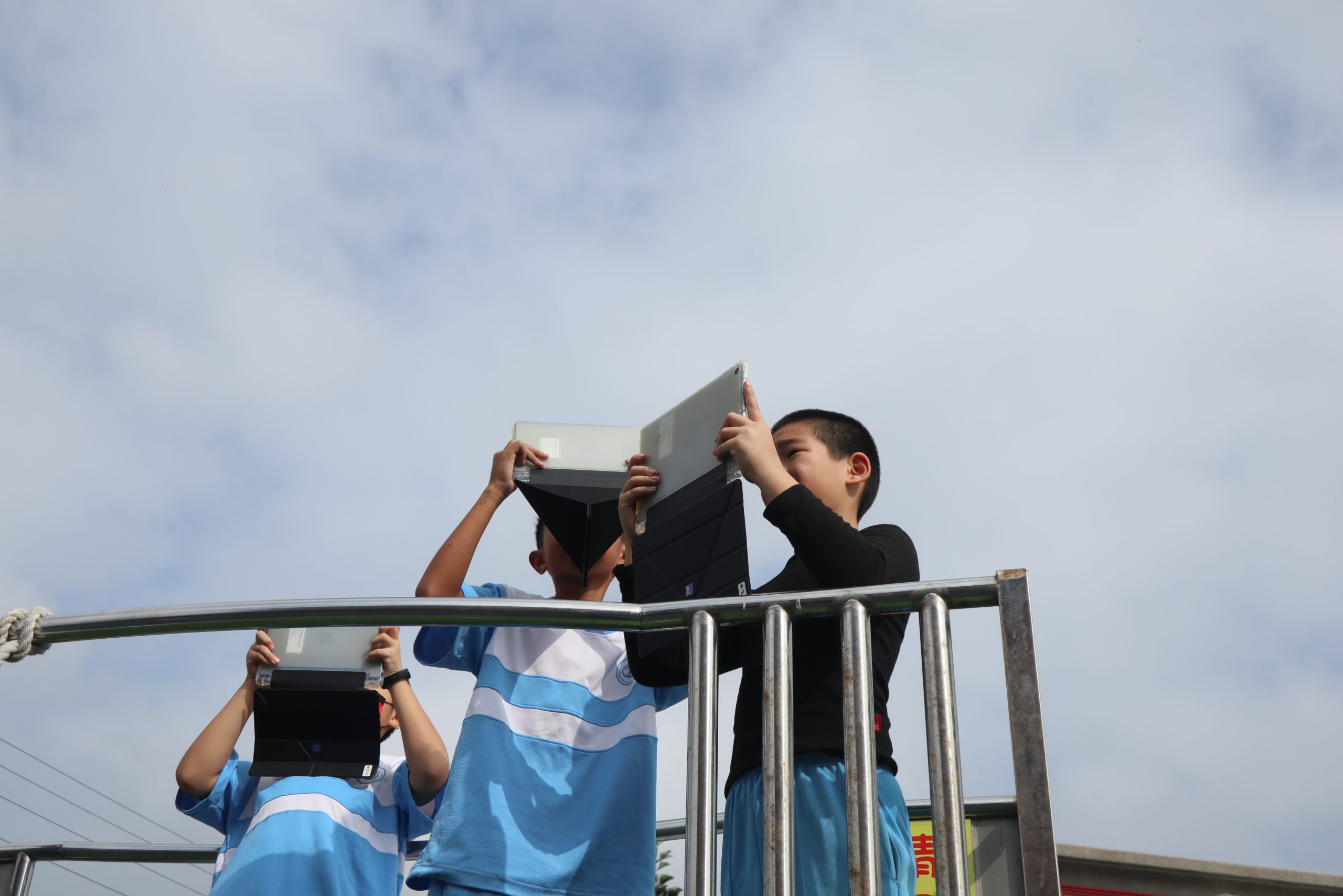 112學年度第一學期於雲林縣麥寮鄉明禮國民小學施辦自拍拼圖課程實作紀錄系列照片共20張